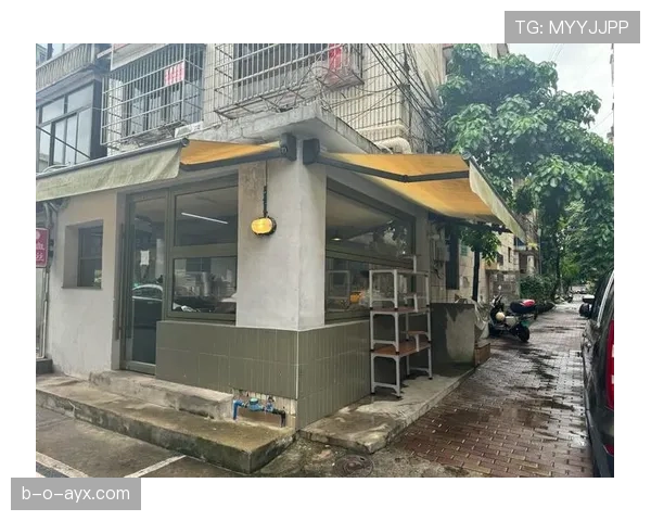 常园在咖啡馆随手掏出一沓黑卡给朋友买单，旁边顾客全当现场秀看着